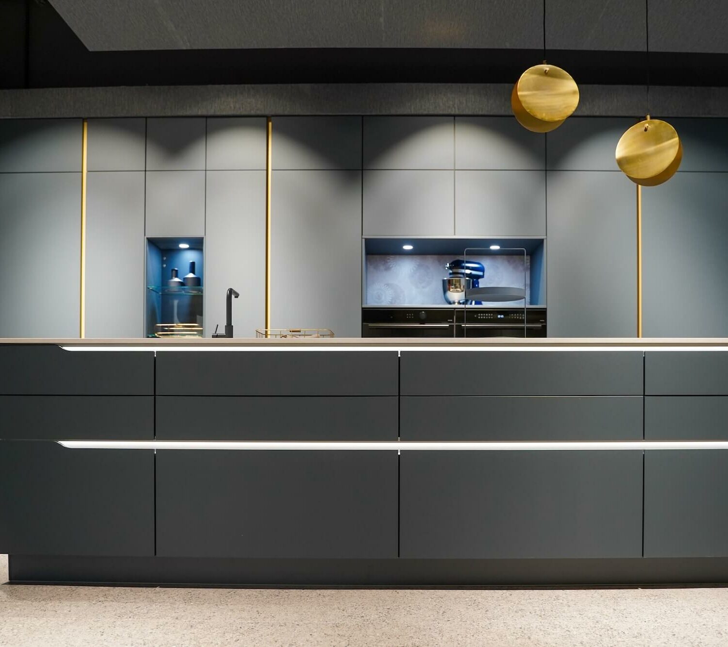 Nobilia Design Inselküche grifflos blau mit Beleuchtung