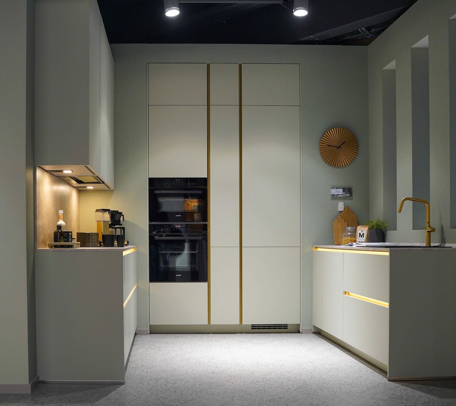 Nobilia Designküche zweizeilig grifflos grau gold